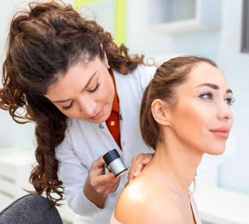 Atendimento dermatológico no Centro Dermatológico Curitiba