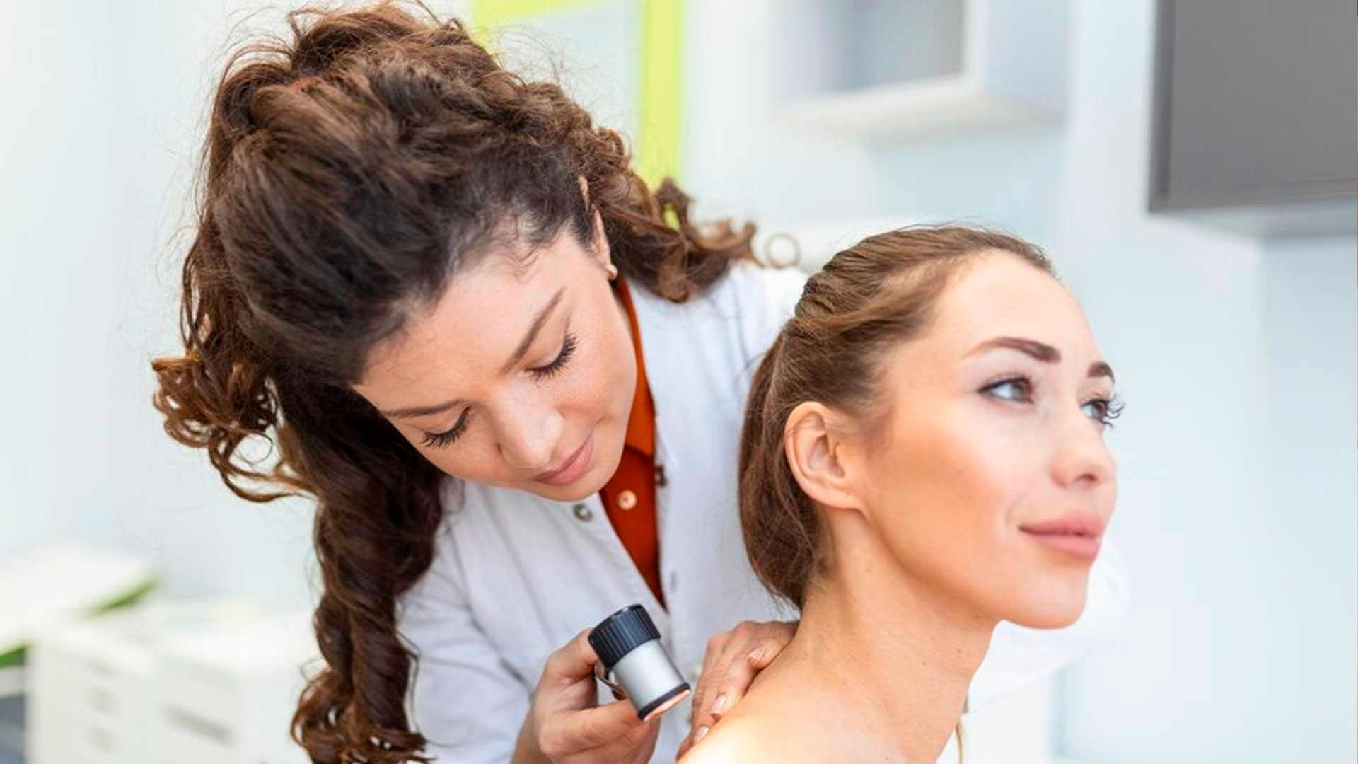 Atendimento dermatológico no Centro Dermatológico Curitiba
